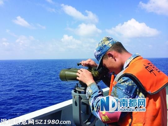 <p>    3月12日，井岡山艦上的搜救人員正在執(zhí)行搜救任務(wù)。參加馬航失聯(lián)飛機(jī)搜救的中國艦船達(dá)到8艘，搜索范圍向泰國灣西北方向轉(zhuǎn)移，面積擴(kuò)大至5000平方海里，約合17000平方公里。 新華社發(fā)</p>