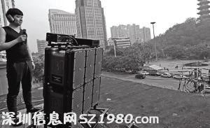 調(diào)音師正在調(diào)試遠程音響。