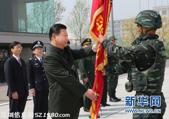 4月9日，中共中央總書記、國(guó)家主席、中央軍委主席習(xí)近平視察中國(guó)人民武裝警察部隊(duì)特種警察學(xué)院并為 獵鷹突擊隊(duì) 授旗。這是習(xí)近平將隊(duì)旗鄭重授予 獵鷹突擊隊(duì) 大隊(duì)長(zhǎng)。新華社記者 李剛 攝