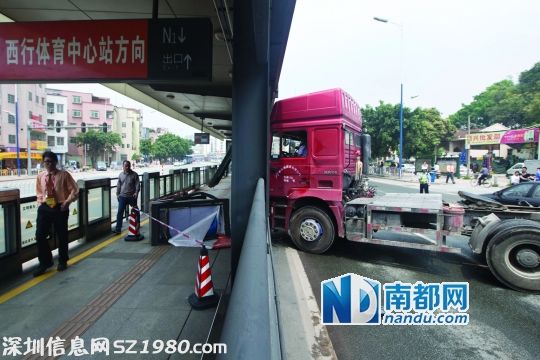 <p>    一輛拖頭車撞了B R T公交車站，車站內(nèi)的一個站牌被撞倒，砸傷了一名候車的市民。 南都記者黎湛均 攝</p>
