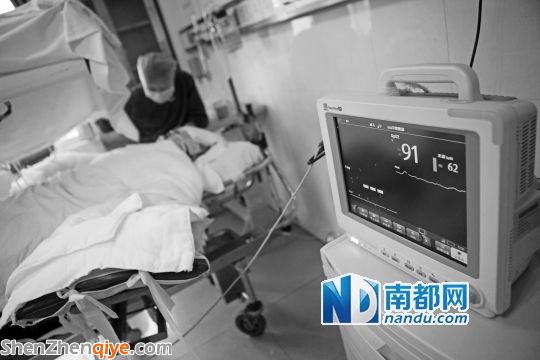 <p>    燒成重傷的蒙小姐躺在重癥病房?jī)?nèi)。</p>