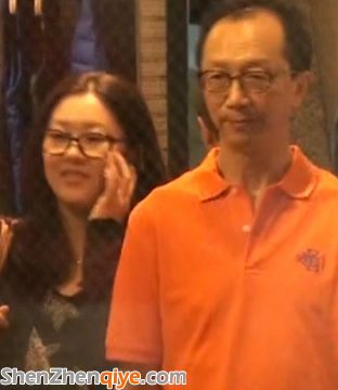 伏明霞與大26歲富豪老公梁錦松購(gòu)物 似計(jì)劃遠(yuǎn)行