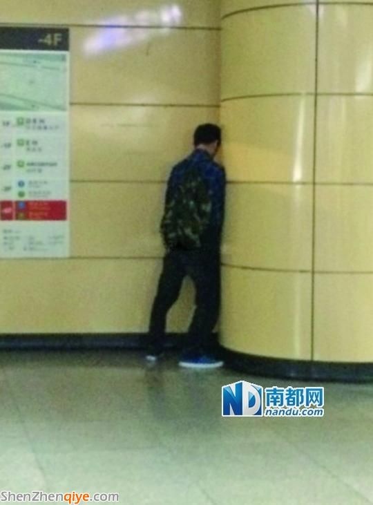 男子在<a href=http://www.zshb029.com/shenzhen/ target=_blank class=infotextkey>深圳</a>一地鐵站內(nèi)當中便溺被吐槽(圖)