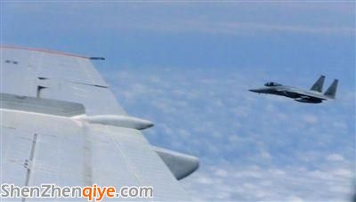 國(guó)防部網(wǎng)站12日公布的視頻截圖，日本F-15軍機(jī)從中國(guó)圖-154機(jī)頭方向危險(xiǎn)切入，兩者最近距離約30米左右。