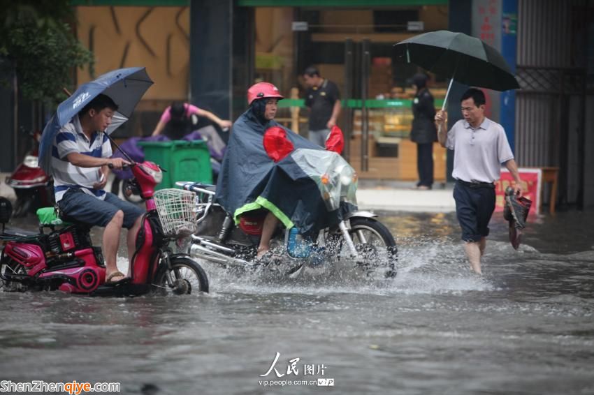 6月18日，在廣西桂林市全州縣城區(qū)，市民涉水出行。