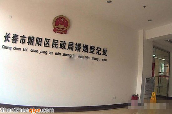 李小冉閃嫁制片人已領(lǐng)證 與鄢頗戀愛7年流產(chǎn)2次