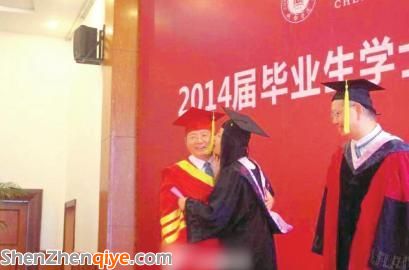 成都大學(xué)畢業(yè)生親吻校長。 