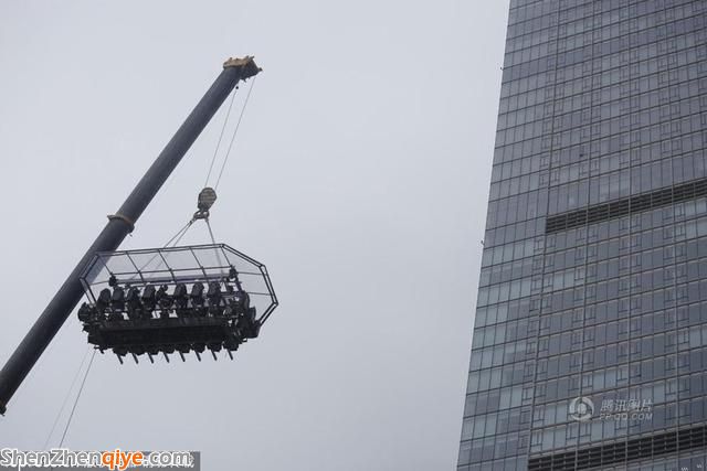 上?，F 空中餐廳  吊車牽引懸空50米就餐