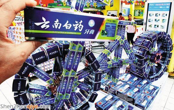 按照1億人民幣現(xiàn)金燒壞4臺(tái)點(diǎn)鈔機(jī)的效率，這些現(xiàn)金可能要燒壞1萬(wàn)臺(tái)點(diǎn)鈔機(jī)。
