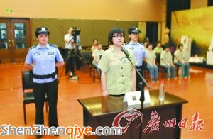 吳英以一頭短發(fā)、戴著眼鏡的形象出現(xiàn)在庭審現(xiàn)場。 新華社 發(fā)