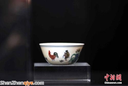 3月12日，玫茵堂珍藏明成化斗彩雞缸杯在記者會(huì)展示。中新社發(fā)譚達(dá)明攝