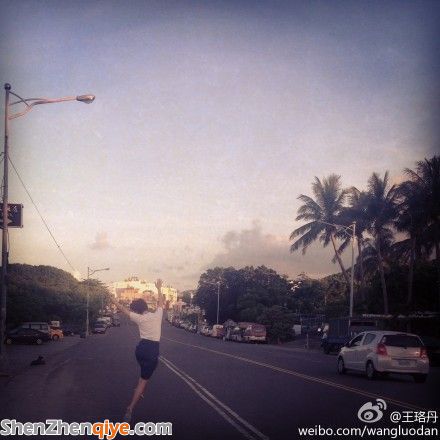 王珞丹奔跑曬背影 網友祝 一路順瘋 