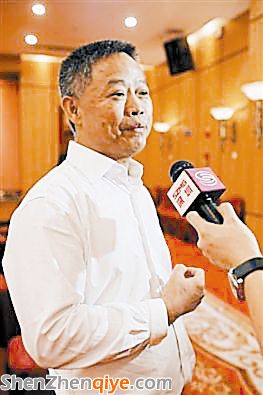 企業(yè)家朱景輝在捐款后，接受采訪(fǎng)。