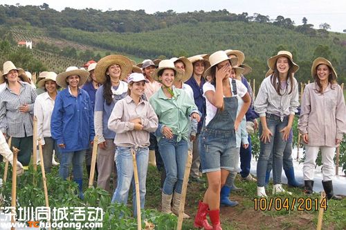 人民網(wǎng)8月28訊 據(jù)《每日郵報》報道，在巴西東南部有一個名符其實的 女兒國 ，這個小鎮(zhèn)上居住著超過600名女性，而她們絕大多數(shù)年齡都在20到35歲之間。