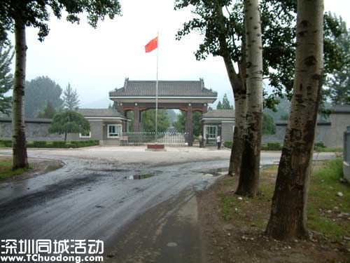 如今，秦城監(jiān)獄的在押者包括中國落馬政客當(dāng)中的各位名人：薄熙來和他的前公安局長(zhǎng)王立軍、前鐵道部長(zhǎng)劉志軍，以及前公安部副部長(zhǎng)李紀(jì)周。這還不包括在習(xí)近平任期內(nèi)受到調(diào)查的官員。圖為秦城監(jiān)獄外景。