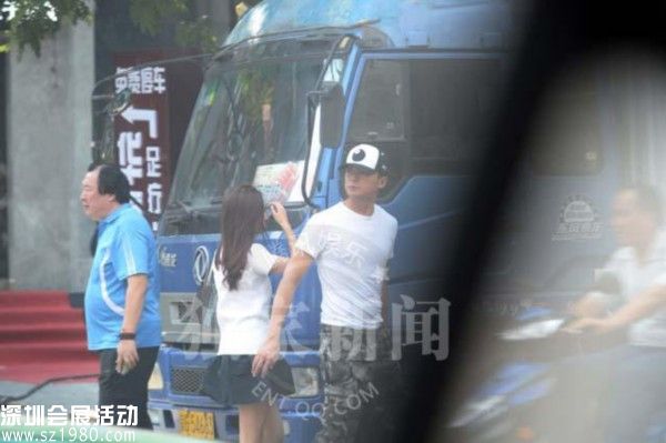 隨后二人索性一路手牽著手來到了停車場。女士長發(fā)飄飄、清純可愛，與湯女神完全不是一個 款 的，單從長相來說，大眼睛、高鼻梁，倒是與熊黛林有幾分相像。