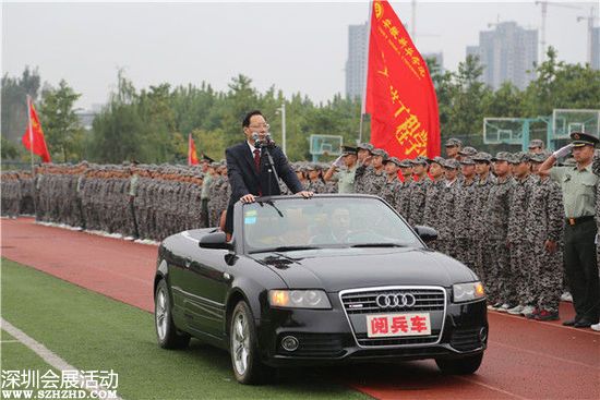 院長石秀和在閱兵車檢閱整裝待發(fā)的新生們。