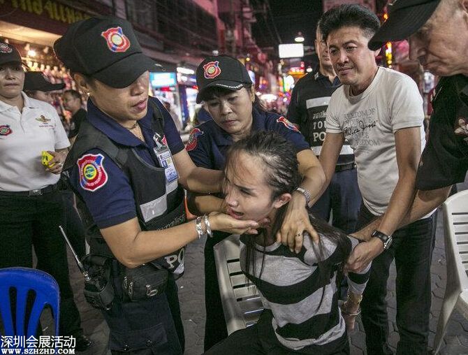 9月21日，泰國芭堤雅，泰國警方在著名的紅燈區(qū) 步行街 開展打擊色情旅游和犯罪行動(dòng)，以改善城市形象。據(jù)悉，被捕的性工作者將被處以10美元的罰款。