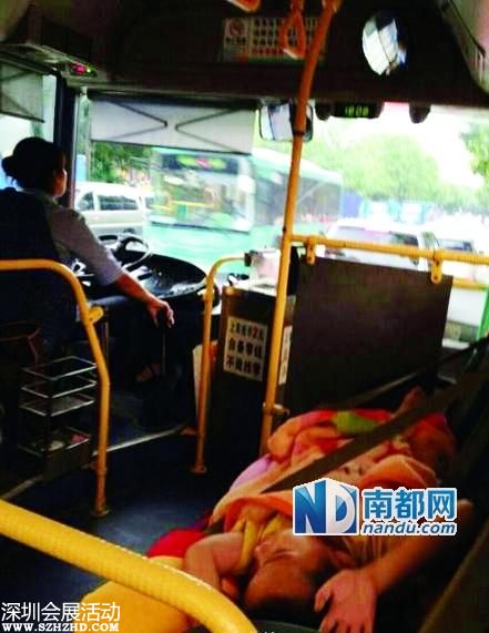 <a href=http://www.sz1980.com/shenzhen/ target=_blank class=infotextkey><a href=http://www.zshb029.com/shenzhen/ target=_blank class=infotextkey>深圳</a></a>公交女司機(jī)邊開車邊帶娃 娃橫睡車座位