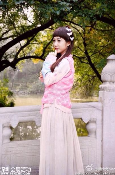 亮眼的古裝扮相，清秀的臉龐，北大小師妹非常符合師妹氣質(zhì)