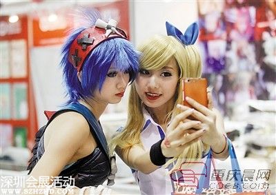 兩個COSPLAY扮演者玩自拍。 重慶晨報(bào)記者 高科 攝