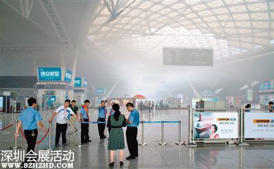 昨日15時(shí)許，廣州南站候車廳內(nèi)肯德基餐飲店空調(diào)主機(jī)冒煙。 新華視點(diǎn) 微博發(fā)