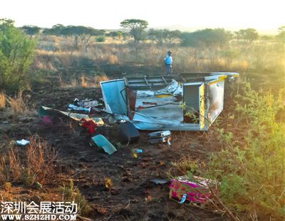 1日在南非約翰內(nèi)斯堡附近的車禍現(xiàn)場。中國旅行團(tuán)3人亡。新華社發(fā)