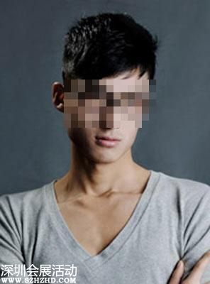 這是男模的最后身影，因為他隨后就被身旁的男子下藥性侵。今年2月，他和 男模之狼 杜男相約在內(nèi)地武漢一間飯店，杜嫌疑似在啤酒里摻入過量安眠藥，導(dǎo)致男模死亡。杜嫌案發(fā)后潛逃回臺，上午被移送時面對鏡頭低頭啜泣，小聲地說出 對不起 ，甚至一度腿軟想下跪。今年43歲的他是臺日混血兒，在內(nèi)地電子公司擔(dān)任日文翻譯，私下卻自稱是廣告公司高層，專找白凈、高帥的男模外拍，祭出高額籌勞還提供住宿機票，誘騙男模上鉤再以安眠藥或FM2加入飲料迷奸，犯案地點遍布內(nèi)地廣東、浙江等地，受害人超過10人以上，杜則坦承犯下7案。