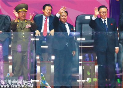 4日晚，韓國仁川，朝鮮軍政高官黃炳誓、崔龍海、金養(yǎng)健前排由左至右出席仁川亞運會閉幕式。