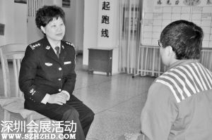 樂(lè)燕在獄中接受心理輔導(dǎo)。記者 冒群 攝