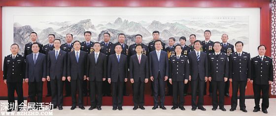 11月3日，中共中央政治局委員、中央政法委書記孟建柱在武漢親切會(huì)見第五屆 我最喜愛的人民警察 評選活動(dòng)全體獲獎(jiǎng)民警。圖為孟建柱與剛剛揭曉的第五屆 我最喜愛的人民警察 合影。