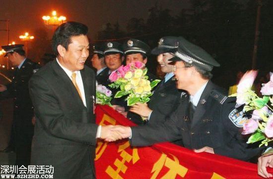 2007年10月24日下午，十七大閉幕后，李連玉24下午返抵邳州，當?shù)仉S即舉行隆重歡迎儀式。駐軍、武警、警察、官員、護士、學生、農(nóng)民全被動員起來。數(shù)千官員及民眾夾道歡迎，有人點鞭炮、放煙花，有人舞龍舞獅，拉橫額，還有樂隊演奏。胸前戴著十七大名牌的李連玉在紅地毯上昂首闊步，向歡迎者揮手。有年輕姑娘送上鮮花，有年老農(nóng)婦送上水果，壯觀之極。