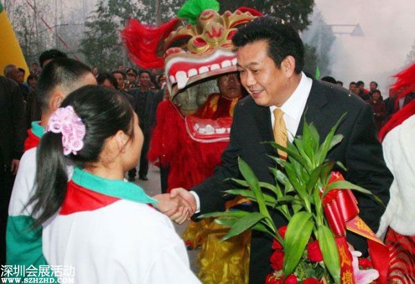 2007年10月24日下午，十七大閉幕后，李連玉24下午返抵邳州，當(dāng)?shù)仉S即舉行隆重歡迎儀式。駐軍、武警、警察、官員、護(hù)士、學(xué)生、農(nóng)民全被動員起來。數(shù)千官員及民眾夾道歡迎，有人點(diǎn)鞭炮、放煙花，有人舞龍舞獅，拉橫額，還有樂隊演奏。胸前戴著十七大名牌的李連玉在紅地毯上昂首闊步，向歡迎者揮手。有年輕姑娘送上鮮花，有年老農(nóng)婦送上水果，壯觀之極。