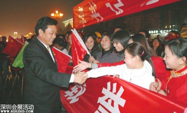2007年10月24日下午，十七大閉幕后，李連玉24下午返抵邳州，當?shù)仉S即舉行隆重歡迎儀式。駐軍、武警、警察、官員、護士、學生、農(nóng)民全被動員起來。數(shù)千官員及民眾夾道歡迎，有人點鞭炮、放煙花，有人舞龍舞獅，拉橫額，還有樂隊演奏。胸前戴著十七大名牌的李連玉在紅地毯上昂首闊步，向歡迎者揮手。有年輕姑娘送上鮮花，有年老農(nóng)婦送上水果，壯觀之極。