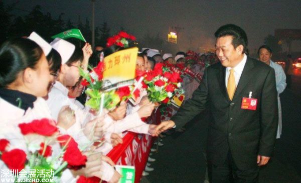 2007年10月24日下午，十七大閉幕后，李連玉24下午返抵邳州，當(dāng)?shù)仉S即舉行隆重歡迎儀式。駐軍、武警、警察、官員、護(hù)士、學(xué)生、農(nóng)民全被動員起來。數(shù)千官員及民眾夾道歡迎，有人點(diǎn)鞭炮、放煙花，有人舞龍舞獅，拉橫額，還有樂隊演奏。胸前戴著十七大名牌的李連玉在紅地毯上昂首闊步，向歡迎者揮手。有年輕姑娘送上鮮花，有年老農(nóng)婦送上水果，壯觀之極。