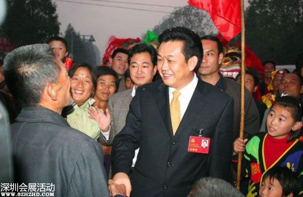 2007年10月24日下午，十七大閉幕后，李連玉24下午返抵邳州，當(dāng)?shù)仉S即舉行隆重歡迎儀式。駐軍、武警、警察、官員、護(hù)士、學(xué)生、農(nóng)民全被動員起來。數(shù)千官員及民眾夾道歡迎，有人點(diǎn)鞭炮、放煙花，有人舞龍舞獅，拉橫額，還有樂隊演奏。胸前戴著十七大名牌的李連玉在紅地毯上昂首闊步，向歡迎者揮手。有年輕姑娘送上鮮花，有年老農(nóng)婦送上水果，壯觀之極。