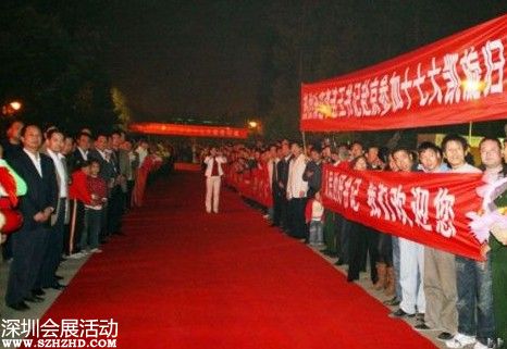 2007年10月24日下午，十七大閉幕后，李連玉24下午返抵邳州，當(dāng)?shù)仉S即舉行隆重歡迎儀式。駐軍、武警、警察、官員、護(hù)士、學(xué)生、農(nóng)民全被動(dòng)員起來(lái)。數(shù)千官員及民眾夾道歡迎，有人點(diǎn)鞭炮、放煙花，有人舞龍舞獅，拉橫額，還有樂(lè)隊(duì)演奏。胸前戴著十七大名牌的李連玉在紅地毯上昂首闊步，向歡迎者揮手。有年輕姑娘送上鮮花，有年老農(nóng)婦送上水果，壯觀之極。