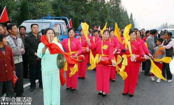 2007年10月24日下午，十七大閉幕后，李連玉24下午返抵邳州，當?shù)仉S即舉行隆重歡迎儀式。駐軍、武警、警察、官員、護士、學生、農(nóng)民全被動員起來。數(shù)千官員及民眾夾道歡迎，有人點鞭炮、放煙花，有人舞龍舞獅，拉橫額，還有樂隊演奏。胸前戴著十七大名牌的李連玉在紅地毯上昂首闊步，向歡迎者揮手。有年輕姑娘送上鮮花，有年老農(nóng)婦送上水果，壯觀之極。