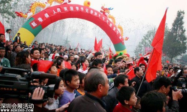 2007年10月24日下午，十七大閉幕后，李連玉24下午返抵邳州，當?shù)仉S即舉行隆重歡迎儀式。駐軍、武警、警察、官員、護士、學生、農(nóng)民全被動員起來。數(shù)千官員及民眾夾道歡迎，有人點鞭炮、放煙花，有人舞龍舞獅，拉橫額，還有樂隊演奏。胸前戴著十七大名牌的李連玉在紅地毯上昂首闊步，向歡迎者揮手。有年輕姑娘送上鮮花，有年老農(nóng)婦送上水果，壯觀之極。