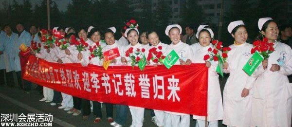 2007年10月24日下午，十七大閉幕后，李連玉24下午返抵邳州，當(dāng)?shù)仉S即舉行隆重歡迎儀式。駐軍、武警、警察、官員、護(hù)士、學(xué)生、農(nóng)民全被動員起來。數(shù)千官員及民眾夾道歡迎，有人點(diǎn)鞭炮、放煙花，有人舞龍舞獅，拉橫額，還有樂隊演奏。胸前戴著十七大名牌的李連玉在紅地毯上昂首闊步，向歡迎者揮手。有年輕姑娘送上鮮花，有年老農(nóng)婦送上水果，壯觀之極。