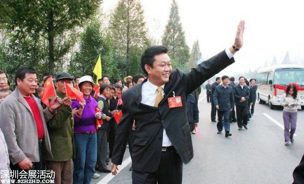 2007年10月24日下午，十七大閉幕后，李連玉24下午返抵邳州，當?shù)仉S即舉行隆重歡迎儀式。駐軍、武警、警察、官員、護士、學生、農(nóng)民全被動員起來。數(shù)千官員及民眾夾道歡迎，有人點鞭炮、放煙花，有人舞龍舞獅，拉橫額，還有樂隊演奏。胸前戴著十七大名牌的李連玉在紅地毯上昂首闊步，向歡迎者揮手。有年輕姑娘送上鮮花，有年老農(nóng)婦送上水果，壯觀之極。