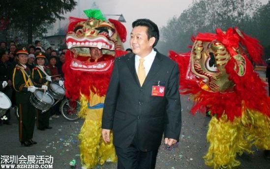 李連玉參加十七大返鄉(xiāng)，接受群眾夾道歡迎。