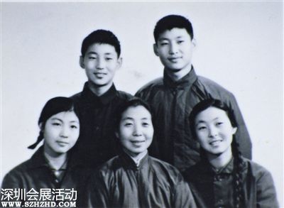 1972年冬，齊心獲準帶著兒女看望監(jiān)護中的習仲勛。為了這次相見，齊心和子女專程從外地趕回北京，并拍攝了這張照片。前排右起：齊橋橋、齊心、習安安。后排右起：習近平、習遠平。