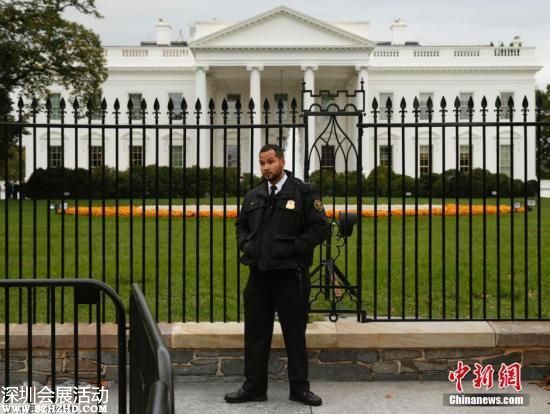 資料圖：美國白宮外圍安保措施嚴密，防護欄在原有基礎上多增加了一層，以防止再次發(fā)生翻墻事件。