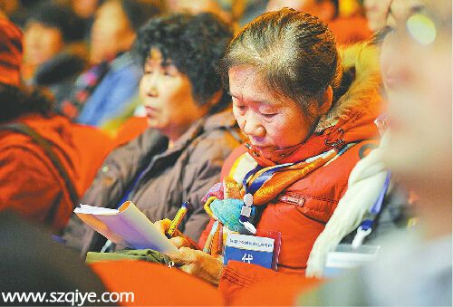 12月26日上午，一名申請公租房的市民代表在搖號現(xiàn)場認(rèn)真記錄。