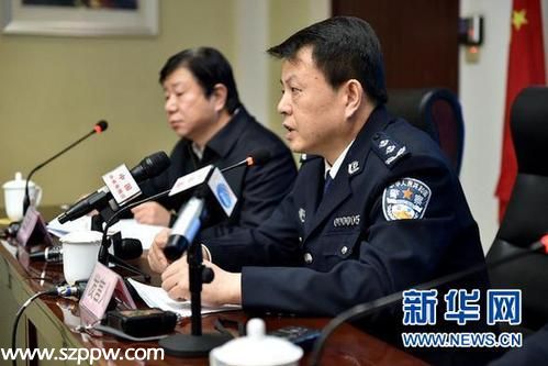 太原市公安局長(zhǎng)汪凡（右）在 12·13 案件新聞發(fā)布會(huì)上（1月2日攝）。 新華社記者 詹彥 攝