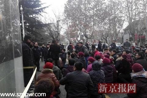 圖集顯示，大批人群聚集在市政府前下跪，年紀(jì)多為中老年。（圖據(jù)新京報(bào)）