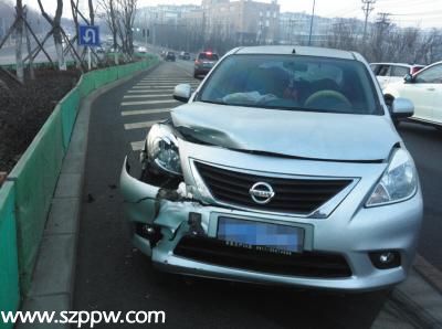 銀色轎車前保險(xiǎn)杠被撞碎。