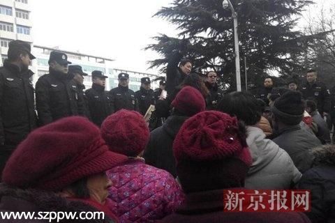 圖集顯示，大批人群聚集在市政府前下跪，年紀(jì)多為中老年。（圖據(jù)新京報(bào)）