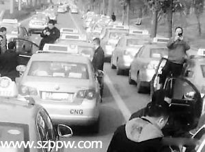 圖為成都13日出租車罷運(yùn)。人民網(wǎng)照片